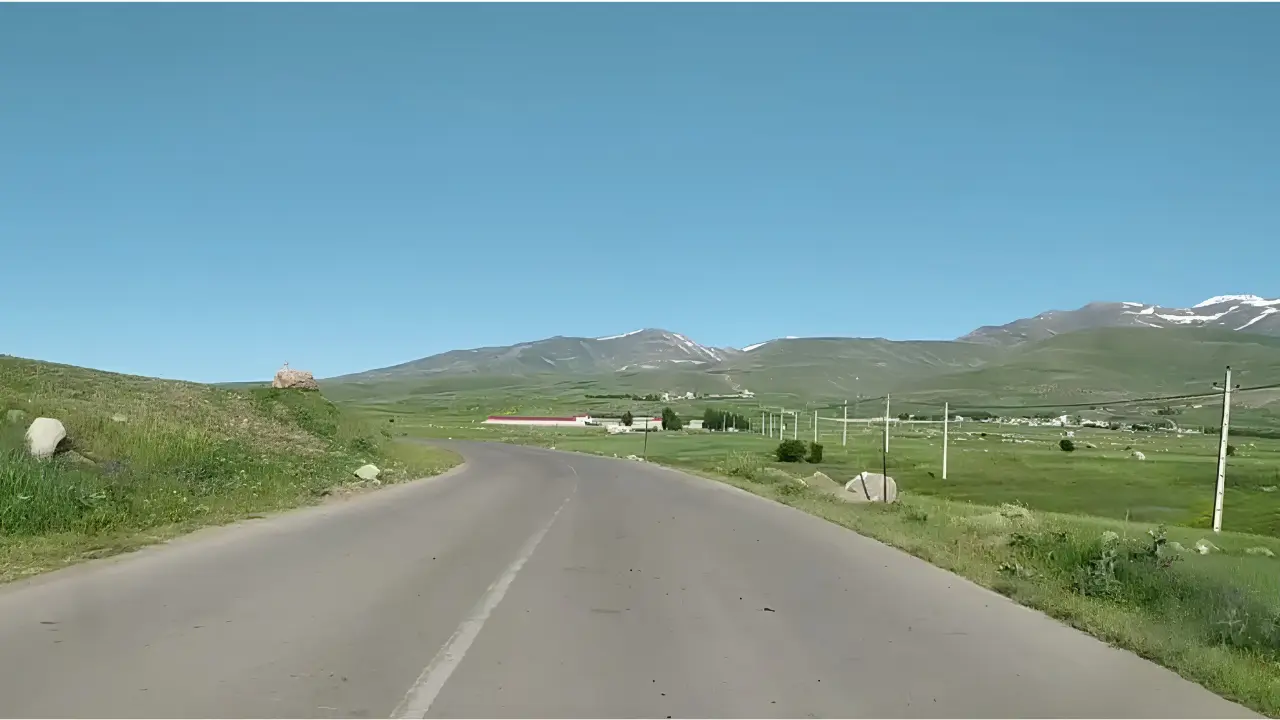 جادهای آرام در اردبیل با چشمانداز کوهستانی و دشتهای سرسبز