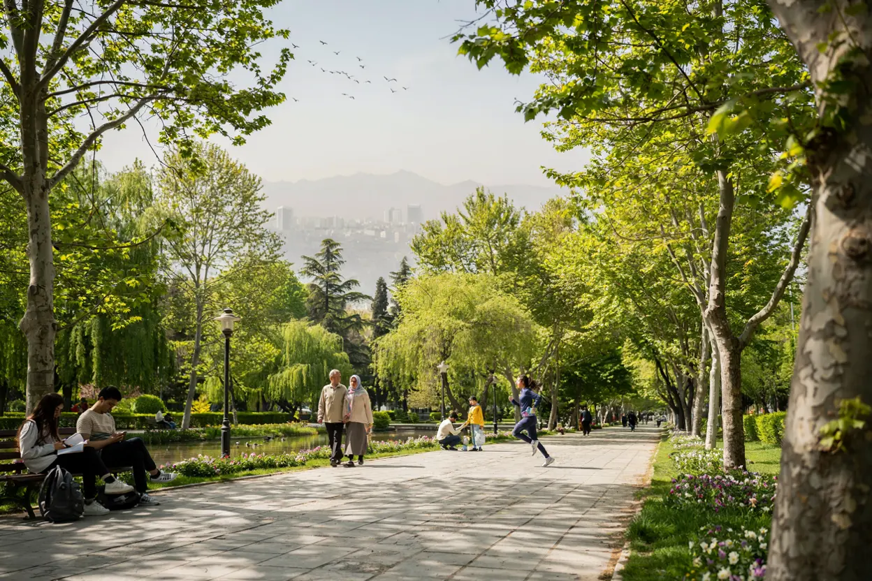 مسیر پیادهروی سرسبز با درختان بلند و بازدیدکنندگان در یکی از پارکهای تهران (تصویر ساخته شده با هوش مصنوعی)
