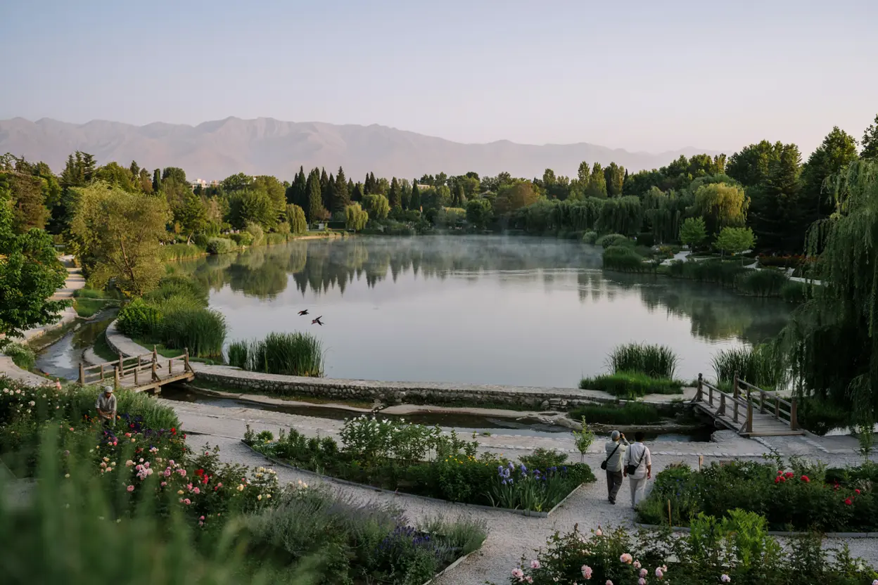 دریاچهای آرام با فضای سبز، گلهای رنگارنگ و چشمانداز کوهستان در یکی از پارکهای تهران (تصویر ساخته شده با هوش مصنوعی)
