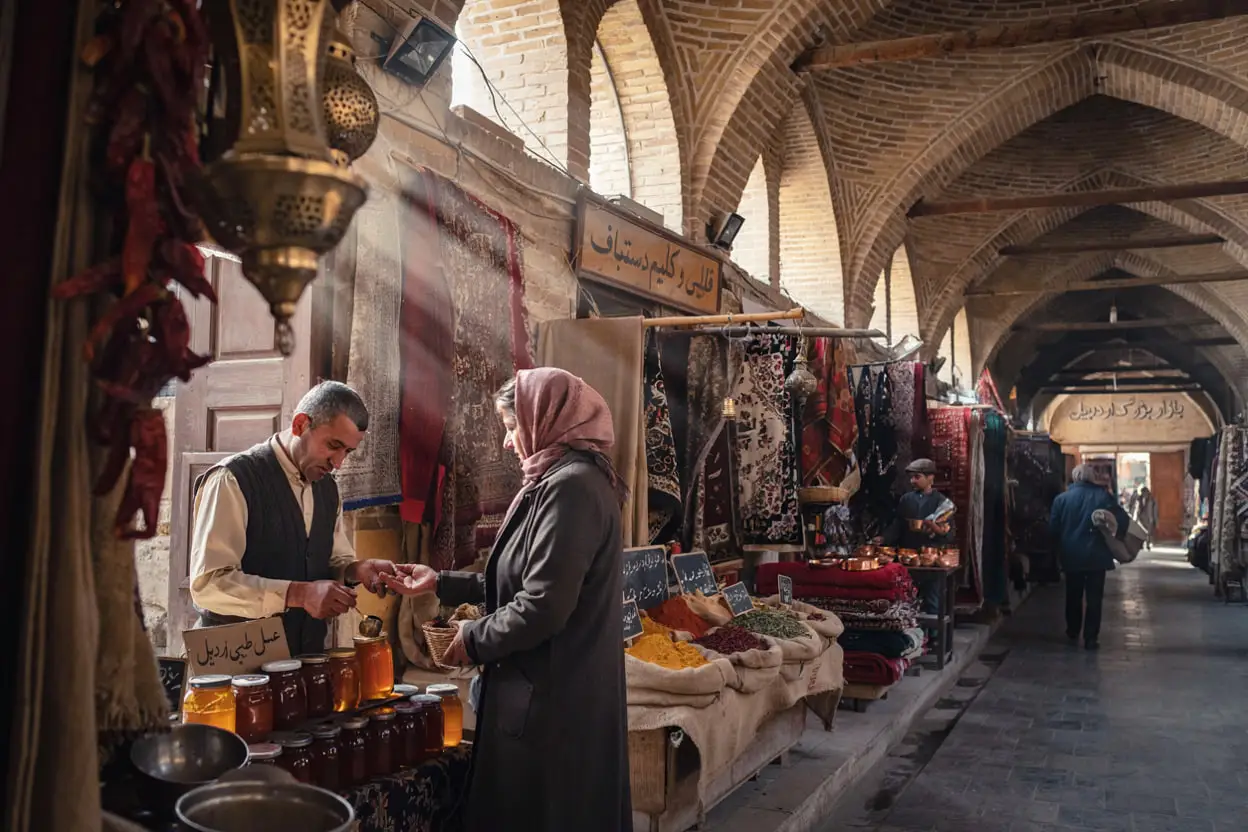 بازار سنتی اردبیل با غرفه‌های صنایع‌دستی، عسل محلی و سوغات در فضایی تاریخی (تصویر ساخته شده با هوش مصنوعی)