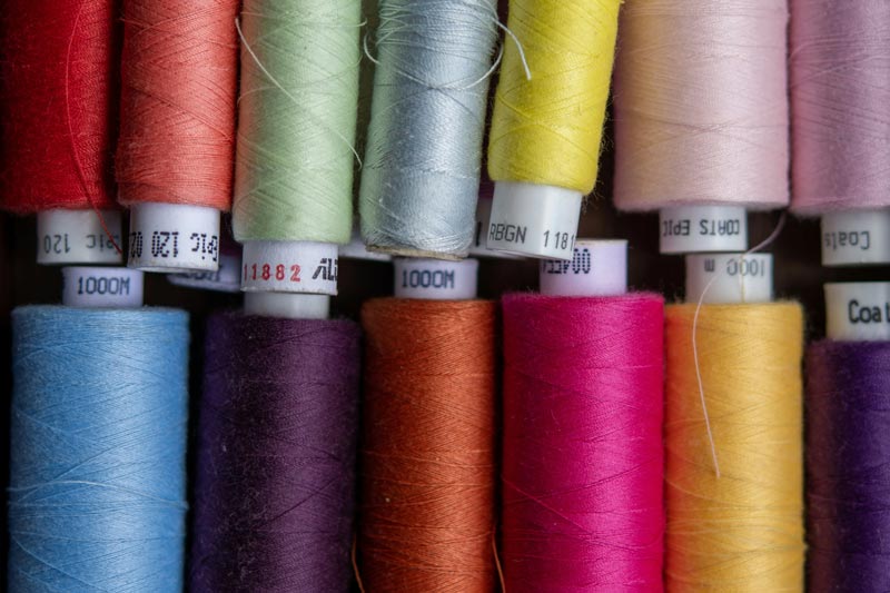 دوکهای نخ خیاطی Coats Epic در طیف متنوعی از رنگهای زنده.
